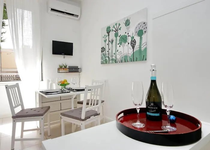 Castro Pretorio -1st Floor Of Historic Mansion With Lift, Comfortable, Baby Friendly, Bike Parking, Quiet And Guarded Area In Front Of Officers Headquarters 5 Minutes Walk From Termini Railway & Metro Station - Genuine Guest Care In 4 Lang Appartement