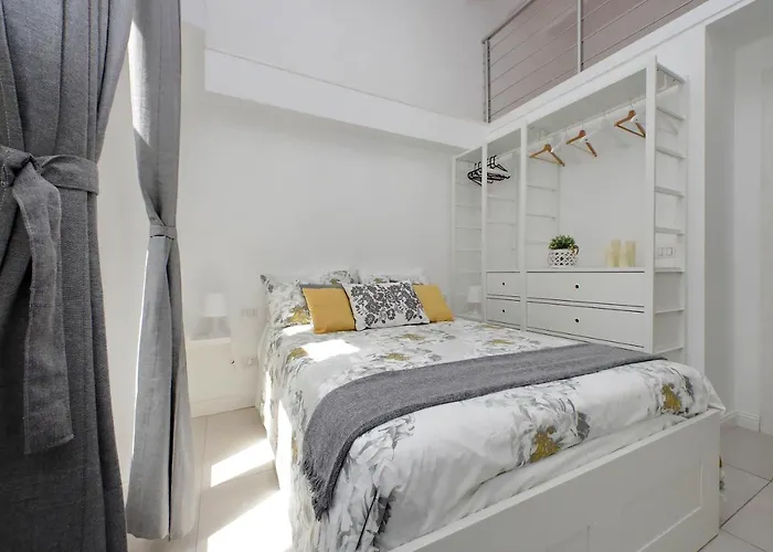 Castro Pretorio -1st Floor Of Historic Mansion With Lift, Comfortable, Baby Friendly, Bike Parking, Quiet And Guarded Area In Front Of Officers Headquarters 5 Minutes Walk From Termini Railway & Metro Station - Genuine Guest Care In 4 Lang Rome