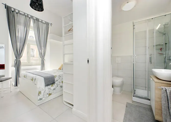 Castro Pretorio -1st Floor Of Historic Mansion With Lift, Comfortable, Baby Friendly, Bike Parking, Quiet And Guarded Area In Front Of Officers Headquarters 5 Minutes Walk From Termini Railway & Metro Station - Genuine Guest Care In 4 Lang Appartement