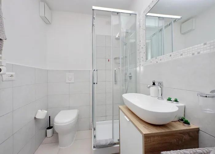 Castro Pretorio -1st Floor Of Historic Mansion With Lift, Comfortable, Baby Friendly, Bike Parking, Quiet And Guarded Area In Front Of Officers Headquarters 5 Minutes Walk From Termini Railway & Metro Station - Genuine Guest Care In 4 Lang Appartement