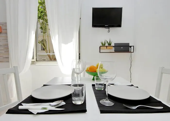 Castro Pretorio -1st Floor Of Historic Mansion With Lift, Comfortable, Baby Friendly, Bike Parking, Quiet And Guarded Area In Front Of Officers Headquarters 5 Minutes Walk From Termini Railway & Metro Station - Genuine Guest Care In 4 Lang