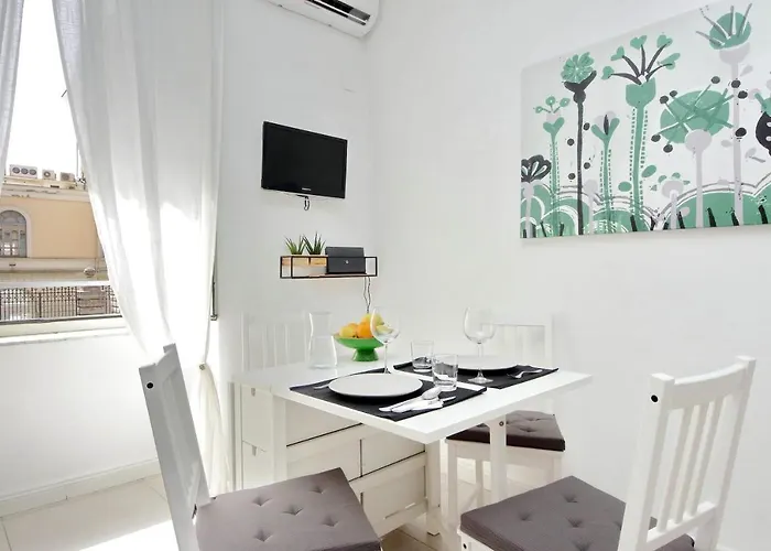 Castro Pretorio -1st Floor Of Historic Mansion With Lift, Comfortable, Baby Friendly, Bike Parking, Quiet And Guarded Area In Front Of Officers Headquarters 5 Minutes Walk From Termini Railway & Metro Station - Genuine Guest Care In 4 Lang * Rome