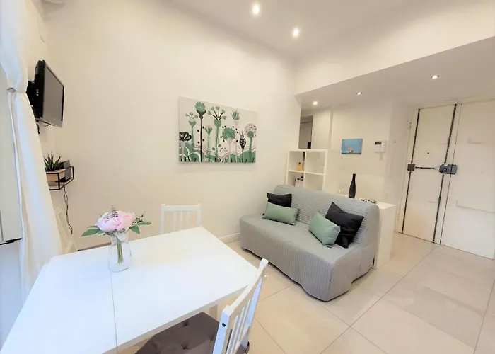 Appartement Castro Pretorio -1st Floor Of Historic Mansion With Lift, Comfortable, Baby Friendly, Bike Parking, Quiet And Guarded Area In Front Of Officers Headquarters 5 Minutes Walk From Termini Railway & Metro Station - Genuine Guest Care In 4 Lang