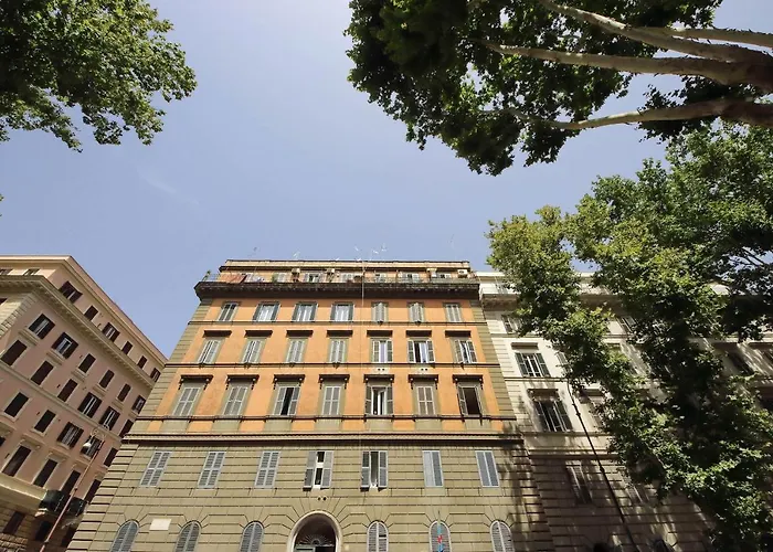 Castro Pretorio -1st Floor Of Historic Mansion With Lift, Comfortable, Baby Friendly, Bike Parking, Quiet And Guarded Area In Front Of Officers Headquarters 5 Minutes Walk From Termini Railway & Metro Station - Genuine Guest Care In 4 Lang * Rome