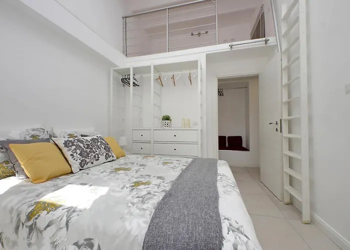 Appartement Castro Pretorio -1st Floor Of Historic Mansion With Lift, Comfortable, Baby Friendly, Bike Parking, Quiet And Guarded Area In Front Of Officers Headquarters 5 Minutes Walk From Termini Railway & Metro Station - Genuine Guest Care In 4 Lang