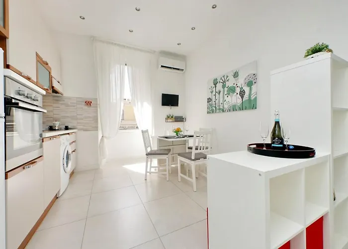 Appartement Castro Pretorio -1st Floor Of Historic Mansion With Lift, Comfortable, Baby Friendly, Bike Parking, Quiet And Guarded Area In Front Of Officers Headquarters 5 Minutes Walk From Termini Railway & Metro Station - Genuine Guest Care In 4 Lang