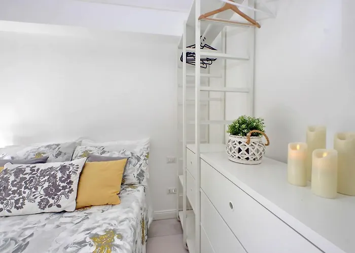 Appartement Castro Pretorio -1st Floor Of Historic Mansion With Lift, Comfortable, Baby Friendly, Bike Parking, Quiet And Guarded Area In Front Of Officers Headquarters 5 Minutes Walk From Termini Railway & Metro Station - Genuine Guest Care In 4 Lang Rome