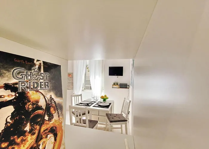Appartement Castro Pretorio -1st Floor Of Historic Mansion With Lift, Comfortable, Baby Friendly, Bike Parking, Quiet And Guarded Area In Front Of Officers Headquarters 5 Minutes Walk From Termini Railway & Metro Station - Genuine Guest Care In 4 Lang Rome