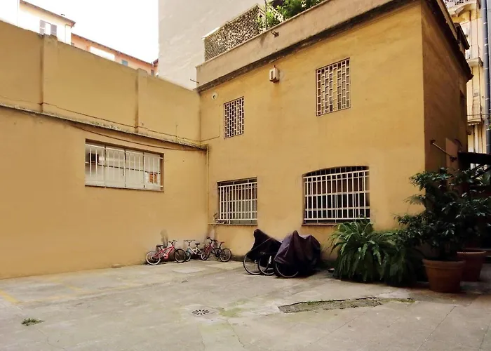 Castro Pretorio -1st Floor Of Historic Mansion With Lift, Comfortable, Baby Friendly, Bike Parking, Quiet And Guarded Area In Front Of Officers Headquarters 5 Minutes Walk From Termini Railway & Metro Station - Genuine Guest Care In 4 Lang Appartement Rome