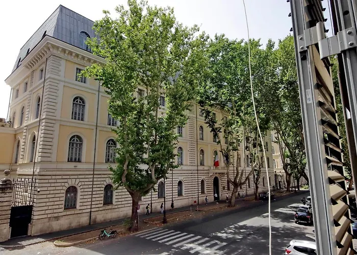 Appartement Castro Pretorio -1st Floor Of Historic Mansion With Lift, Comfortable, Baby Friendly, Bike Parking, Quiet And Guarded Area In Front Of Officers Headquarters 5 Minutes Walk From Termini Railway & Metro Station - Genuine Guest Care In 4 Lang