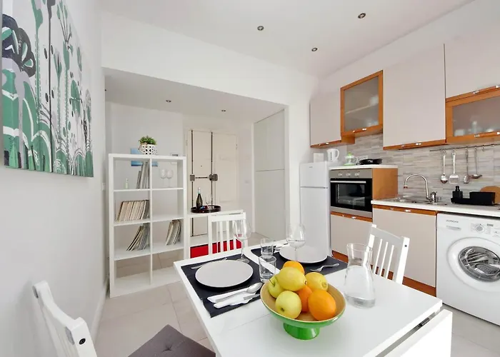 Castro Pretorio -1st Floor Of Historic Mansion With Lift, Comfortable, Baby Friendly, Bike Parking, Quiet And Guarded Area In Front Of Officers Headquarters 5 Minutes Walk From Termini Railway & Metro Station - Genuine Guest Care In 4 Lang Appartement *
