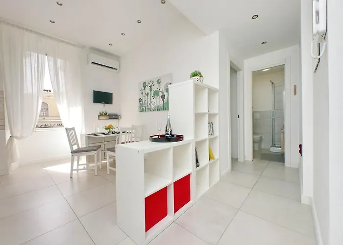 Appartement Castro Pretorio -1st Floor Of Historic Mansion With Lift, Comfortable, Baby Friendly, Bike Parking, Quiet And Guarded Area In Front Of Officers Headquarters 5 Minutes Walk From Termini Railway & Metro Station - Genuine Guest Care In 4 Lang
