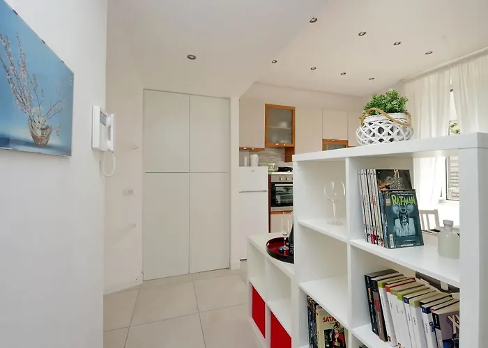 Appartement Castro Pretorio -1st Floor Of Historic Mansion With Lift, Comfortable, Baby Friendly, Bike Parking, Quiet And Guarded Area In Front Of Officers Headquarters 5 Minutes Walk From Termini Railway & Metro Station - Genuine Guest Care In 4 Lang Rome