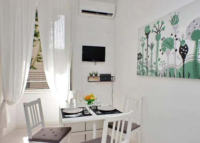 Appartement Castro Pretorio -1st Floor Of Historic Mansion With Lift, Comfortable, Baby Friendly, Bike Parking, Quiet And Guarded Area In Front Of Officers Headquarters 5 Minutes Walk From Termini Railway & Metro Station - Genuine Guest Care In 4 Lang *