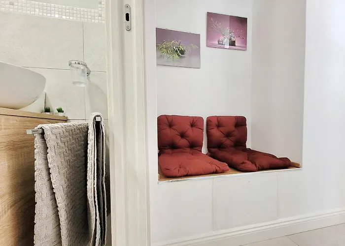 Castro Pretorio -1st Floor Of Historic Mansion With Lift, Comfortable, Baby Friendly, Bike Parking, Quiet And Guarded Area In Front Of Officers Headquarters 5 Minutes Walk From Termini Railway & Metro Station - Genuine Guest Care In 4 Lang *